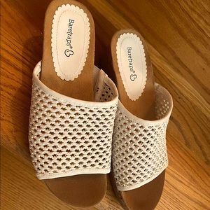 WHITE WEDGE SANDALS. BARETRAP BRAND NEW SIZE 8